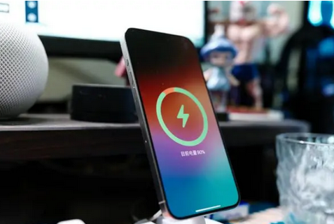 密山苹果15换屏服务分享用什么充电器给iPhone15充电更好 